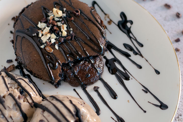 Petit Gâteau com gelado de banana caseiro